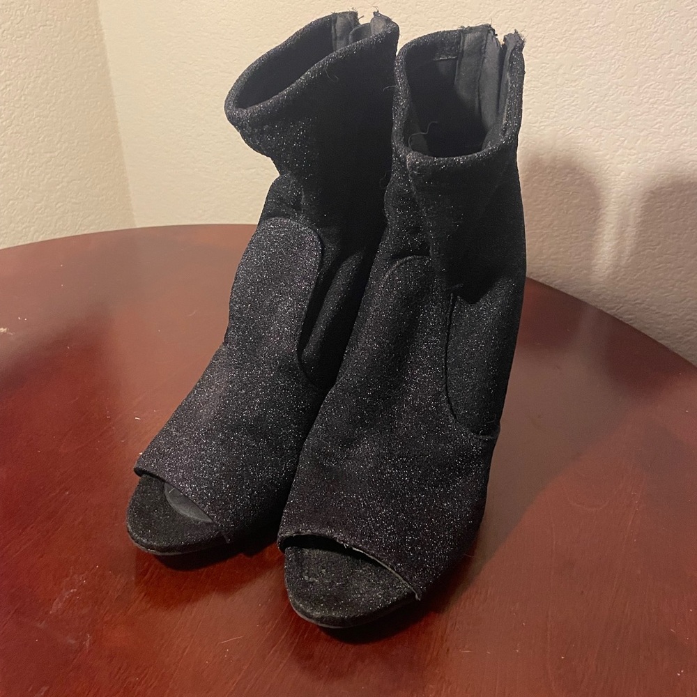 Guess Elegant Black Peep-Toe Heels